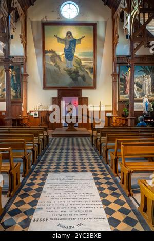 Saint-Valery-sur-somme, France - 09 19 2024 : vue intérieure de l'église Saint-Martin depuis la nef Banque D'Images