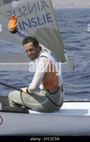 PPL PHOTO AGENCY - COPYRIGHT RÉSERVÉ 2004 OLYMPIC REGATTA - ATHÈNES, Grèce - 21 août Finn class. Ben Ainslie - GBR célèbre avoir remporté la médaille d'or en Fi Banque D'Images