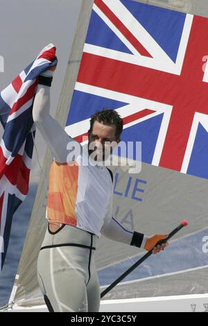 PPL PHOTO AGENCY - COPYRIGHT RÉSERVÉ 2004 OLYMPIC REGATTA - ATHÈNES, Grèce - 21 août Finn class. Ben Ainslie - GBR célèbre avoir remporté la médaille d'or en Fi Banque D'Images