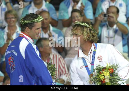 AGENCE PHOTO PPL - COPYRIGHT RÉSERVÉ 2004 OLYMPIC REGATTA - ATHÈNES, Grèce - 21 août - cérémonie des médailles de classe Finlandaise : Ben Ainslie - vainqueur de la médaille d'or GBR Banque D'Images