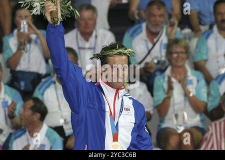 AGENCE PHOTO PPL - COPYRIGHT RÉSERVÉ 2004 OLYMPIC REGATTA - ATHÈNES, Grèce - 21 août Ben Ainslie médaillé d'or - Finn Class GBR crédit photo : Peter Be Banque D'Images