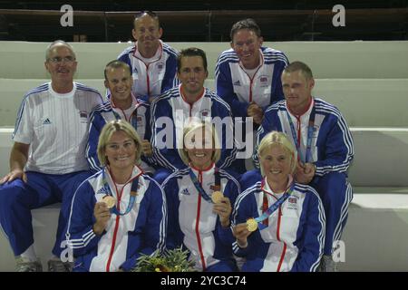 AGENCE PHOTO PPL - COPYRIGHT RÉSERVÉ 2004 OLYMPIC REGATTA - ATHÈNES, Grèce - 21 août - GBR British Olympic Sailing Medalists. Au premier rang : Sarah Webb, Banque D'Images