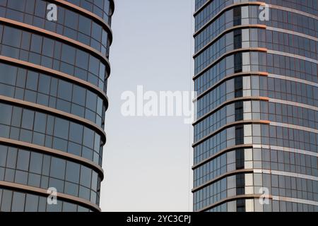 Un bâtiment remarquablement haut qui dispose d'un nombre important de fenêtres, mettant en valeur son impressionnant design architectural contre le ciel Banque D'Images