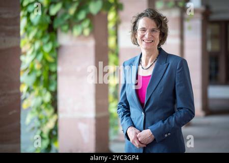 Theologieprofessorin Christiane Tietz, aufgenommen am Samstag 28.09.2024 in Frankfurt am main, Bewerberin fuer das AMT der Kirchenpraesidentin der Evangelischen Kirche in Hessen und Nassau EKHN. Die Theologin Tietz Hat ihre Wurzeln in Frankfurt am main und in der EKHN, ist allerdings weit herumgekommen. Aktuell ist sie Professorin fuer Systematische Theologie an der Universitaet Zuerich und seit Maerz dieses Jahres Pfarrerin im Ehrenamt in der Dreikoenigsgemeinde à Francfort. Siehe epd-meldung vom 28.09.2024 *** local légende *** 00512916 USAGE ÉDITORIAL SEULEMENT *** Professeur de théologie Christiane T Banque D'Images