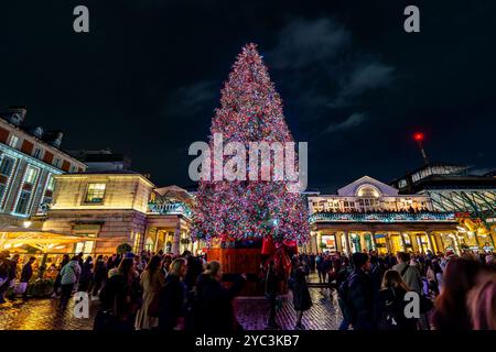 Sapin de Noël géant illuminé la nuit au marché de Covent Garden, Londres, Royaume-Uni Banque D'Images