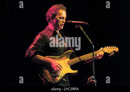 Milan Italie 29/2004 : Dodi Battaglia, guitariste du groupe de rock pop italien The Pooh, lors du concert live au Teatro Smeraldo Banque D'Images