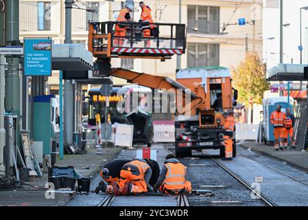 PRODUCTION - 21 octobre 2024, Hesse, Francfort-sur-le-main : à l'arrêt de tramway du côté sud de la gare principale, des câbles pour le système de contrôle des points sont en cours de pose et des lignes aériennes sont vérifiées dans le cadre de travaux de rénovation. Prévoyez du temps supplémentaire lorsque vous conduisez à travers les villes de Hesse pour le moment. En effet, des travaux routiers sont effectués dans de nombreux endroits. L'arriéré de rénovation est long et ne sera pas résolu rapidement. Photo : Arne Dedert/dpa Banque D'Images