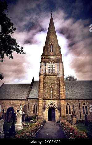 Entrée principale et flèche de l'église St Nicholas, Wrea Green, Lancashire, Royaume-Uni Banque D'Images