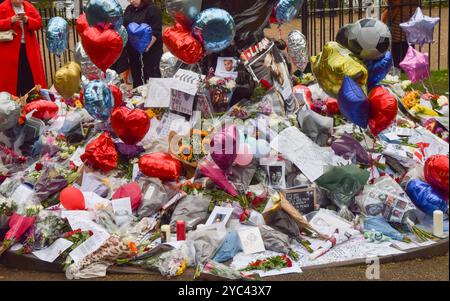 Londres, Royaume-Uni. 21 octobre 2024. Les fans continuent de laisser des fleurs et des hommages dans un mémorial pour la star pop Liam Payne devant la statue de Peter Pan à Hyde Park. Le chanteur One Direction est mort après être tombé d'un balcon d'hôtel à Buenos Aires. Crédit : Vuk Valcic/Alamy Live News Banque D'Images