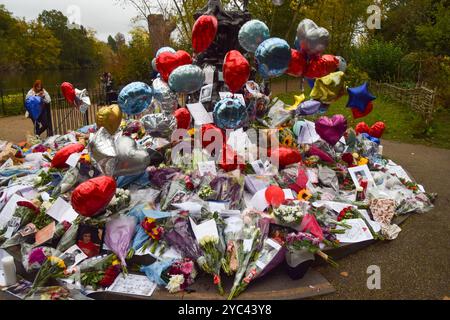 Londres, Royaume-Uni. 21 octobre 2024. Les fans continuent de laisser des fleurs et des hommages dans un mémorial pour la star pop Liam Payne devant la statue de Peter Pan à Hyde Park. Le chanteur One Direction est mort après être tombé d'un balcon d'hôtel à Buenos Aires. Crédit : Vuk Valcic/Alamy Live News Banque D'Images