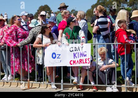 Canberra, Australie. 21 octobre 2024. Le grand public attend l'arrivée de la reine Camilla et du roi Charles III au Mémorial australien de la guerre le 21 octobre 2024, à Canberra, Australie crédit : IOIO IMAGES/Alamy Live News Banque D'Images