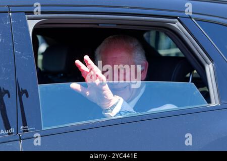 Canberra, Australie. 21 octobre 2024. Le roi Charles III fait signe au public pour sa visite au Mémorial australien de la guerre le 21 octobre 2024 à Canberra, Australie crédit : IOIO IMAGES/Alamy Live News Banque D'Images