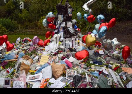 Londres, Royaume-Uni. 21 octobre 2024. Les fans continuent de laisser des fleurs et des hommages dans un mémorial pour la star pop Liam Payne devant la statue de Peter Pan à Hyde Park. Le chanteur One Direction est mort après être tombé d'un balcon d'hôtel à Buenos Aires. Crédit : Vuk Valcic/Alamy Live News Banque D'Images