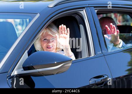 Canberra, Australie. 21 octobre 2024. La reine Camilla et le roi Charles III font signe au public pour leur visite au Mémorial australien de la guerre le 21 octobre 2024, à Canberra, en Australie crédit : IOIO IMAGES/Alamy Live News Banque D'Images