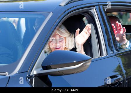 Canberra, Australie. 21 octobre 2024. La reine Camilla et le roi Charles III font signe au public pour leur visite au Mémorial australien de la guerre le 21 octobre 2024, à Canberra, en Australie crédit : IOIO IMAGES/Alamy Live News Banque D'Images