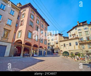 Les maisons vintage denses entourent la Piazza Mercato delle Scarpe médiévale (place du marché aux chaussures) à Bergame, en Italie Banque D'Images