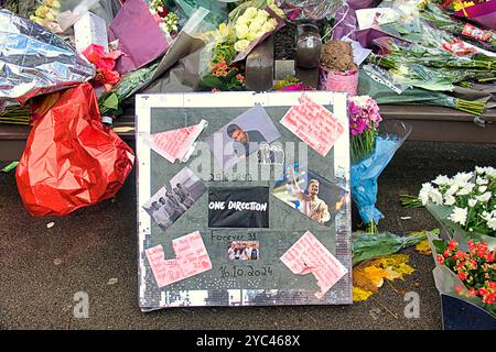 Glasgow, Écosse, Royaume-Uni. 21 octobre 2024. Liam Payne Vigil sur la place george hier a laissé un mémorial qui s'est transformé en un sanctuaire qui est encore visité et ajouté aussi. Crédit Gerard Ferry /Alamy Live News Banque D'Images