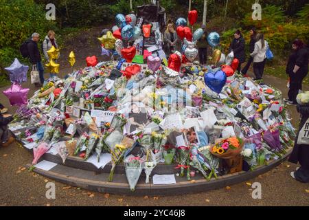 Londres, Royaume-Uni. 21 octobre 2024. Les fans continuent de laisser des fleurs et des hommages dans un mémorial pour la star pop Liam Payne devant la statue de Peter Pan à Hyde Park. Le chanteur One Direction est mort après être tombé d'un balcon d'hôtel à Buenos Aires. Crédit : Vuk Valcic/Alamy Live News Banque D'Images