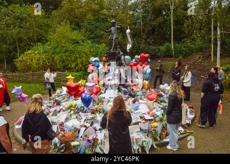 Londres, Royaume-Uni. 21 octobre 2024. Les fans continuent de laisser des fleurs et des hommages dans un mémorial pour la star pop Liam Payne devant la statue de Peter Pan à Hyde Park. Le chanteur One Direction est mort après être tombé d'un balcon d'hôtel à Buenos Aires. Crédit : Vuk Valcic/Alamy Live News Banque D'Images