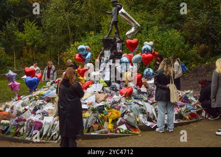 Londres, Royaume-Uni. 21 octobre 2024. Les fans continuent de laisser des fleurs et des hommages dans un mémorial pour la star pop Liam Payne devant la statue de Peter Pan à Hyde Park. Le chanteur One Direction est mort après être tombé d'un balcon d'hôtel à Buenos Aires. Crédit : Vuk Valcic/Alamy Live News Banque D'Images