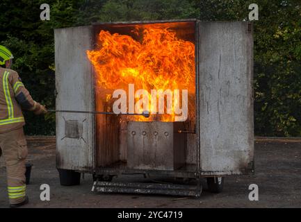 Scottish Fire and Rescue - démonstration de feu de pan de puce Banque D'Images