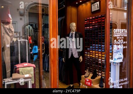 Boutique italienne de vêtements de haute couture dans la Galleria Alberto Sordi, centre commercial situé sur la Piazza Colonna à Rome, dans la région du Latium de I. Banque D'Images