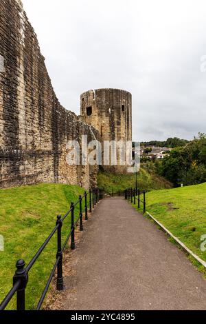 Château de Barnard, murs extérieurs le château de Barnard est un château médiéval en ruines situé dans la ville du même nom dans le comté de Durham, en Angleterre. Une pierre CA Banque D'Images