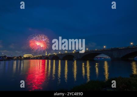 Les feux d'artifice du jour de l'indépendance explosent au-dessus du Lincoln Memorial, du Washongton Monument et du Arlington Memorial Bridge, projetant des relifections colorées Banque D'Images