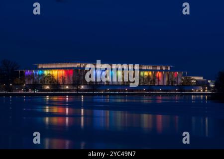 Le Kennedy Center est illuminé de lumières arc-en-ciel pour célébrer les Kennedy Center Honors, Washington, D.C. les couleurs de l'arc-en-ciel et le logotype symbolisent Banque D'Images