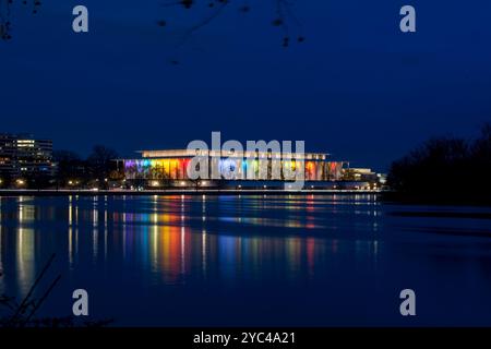 Le Kennedy Center est illuminé de lumières arc-en-ciel pour célébrer les Kennedy Center Honors, Washington, D.C. les couleurs de l'arc-en-ciel et le logotype symbolisent Banque D'Images