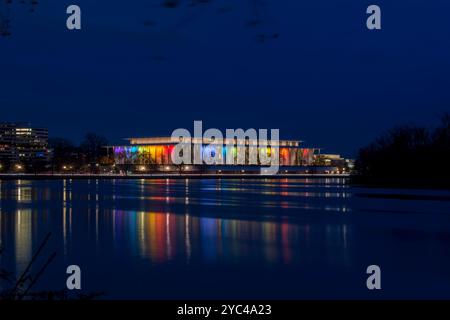 Le Kennedy Center est illuminé de lumières arc-en-ciel pour célébrer les Kennedy Center Honors, Washington, D.C. les couleurs de l'arc-en-ciel et le logotype symbolisent Banque D'Images