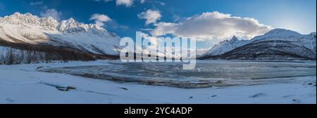 Tromso Norvège panorama hiver paysage nature montagne à Lakselvbukt Banque D'Images