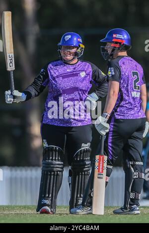 Sydney, Australie. 20 octobre 2024. Lizelle Lee de Hobart Hurricanes lève sa batte pour célébrer son demi-siècle lors du match final du T20 Spring Challenge entre Brisbane Heat et Hobart Hurricanes à Cricket Central. Hobart Hurricanes a remporté l'édition inaugurale du T20 Spring Challenge, un nouveau tournoi national de cricket féminin australien, en battant Brisbane Heat par 5 guichets dans le dernier ballon du match. Brisbane Heat : 133/9, Hobart Hurricanes : 134/5. (Photo de Ayush Kumar/SOPA images/SIPA USA) crédit : SIPA USA/Alamy Live News Banque D'Images