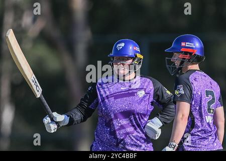 Sydney, Australie. 20 octobre 2024. Lizelle Lee de Hobart Hurricanes lève sa batte pour célébrer son demi-siècle lors du match final du T20 Spring Challenge entre Brisbane Heat et Hobart Hurricanes à Cricket Central. Hobart Hurricanes a remporté l'édition inaugurale du T20 Spring Challenge, un nouveau tournoi national de cricket féminin australien, en battant Brisbane Heat par 5 guichets dans le dernier ballon du match. Brisbane Heat : 133/9, Hobart Hurricanes : 134/5. (Photo de Ayush Kumar/SOPA images/SIPA USA) crédit : SIPA USA/Alamy Live News Banque D'Images