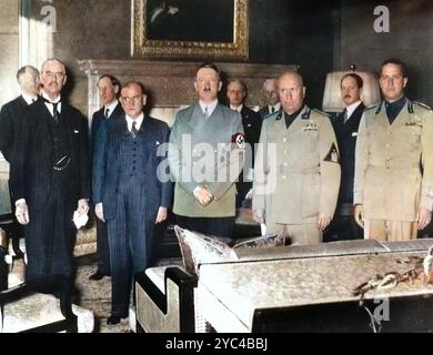 Accord de Munich de 1938 - des représentants de la France, de l'Allemagne, de l'Italie et de l'Angleterre se sont réunis pour l'accord de Munich le 30/1938 : le premier ministre britannique Sir Arthur Neville CHAMBERLAIN, le président du Conseil Edouard DALADIER, Adolf HITLER, Benito MUSSOLINI et Gian Galeazzo CIANO. - Coloration ultérieure. Banque D'Images