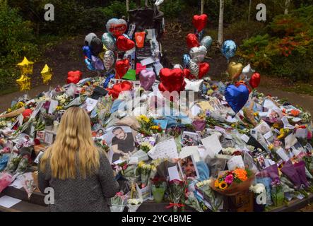 Londres, Royaume-Uni. 21 octobre 2024. Les fans continuent de laisser des fleurs et des hommages dans un mémorial pour la star pop Liam Payne devant la statue de Peter Pan à Hyde Park. Le chanteur One Direction est mort après être tombé d'un balcon d'hôtel à Buenos Aires. Crédit : Vuk Valcic/Alamy Live News Banque D'Images