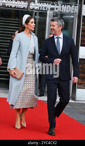 Berlin, Allemagne. 21 octobre 2024. Le roi Frédéric et la reine Marie du Danemark assistent à une célébration pour marquer le 25e anniversaire des ambassades nordiques. Crédit : Jens Kalaene/dpa/Alamy Live News Banque D'Images