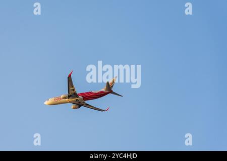 Un Boeing 737-800 d'Air India Express décollant contre un ciel bleu clair. Banque D'Images