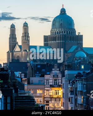 La Basilique nationale du Sacré-cœur pendant l'heure d'or à Koekelberg, région de Bruxelles-capitale, Belgique, 16 octobre 2024 Banque D'Images