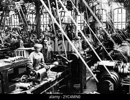 Photographie d'archive de l'usine de munitions de Sir Robert Hadfield à Sheffield, produisant des obus d'artillerie. Banque D'Images