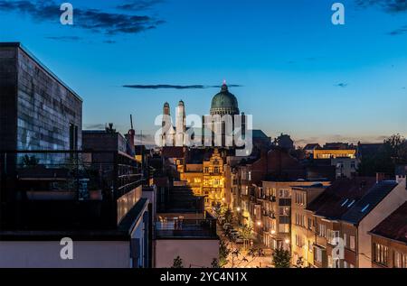 La Basilique nationale du Sacré-cœur pendant l'heure d'or à Koekelberg, région de Bruxelles-capitale, Belgique, 16 octobre 2024 Banque D'Images
