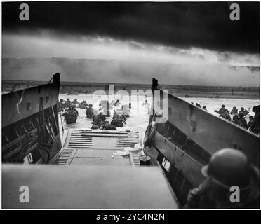 Image d'archive des débarquements du jour J du 6 juin 1944. Les troupes américaines de la 1re division d'infanterie laissent une embarcation de débarquement de l'USS Samuel Chase sur Omaha Beach, en Normandie. Le photographe Robert F. Sargent a intitulé l'image dans les mâchoires de la mort. Banque D'Images