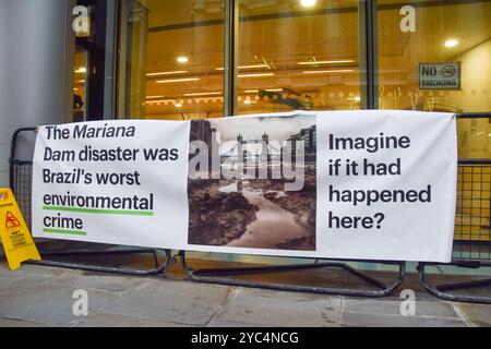 Londres, Royaume-Uni. 21 octobre 2024. Une banderole sur la catastrophe du barrage Mariana, la plus grande catastrophe environnementale jamais survenue au Brésil, est vue lors d'une manifestation devant le Rolls Building alors que le procès contre la société minière BHP commence devant la haute Cour. Crédit : SOPA images Limited/Alamy Live News Banque D'Images