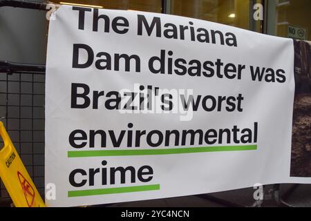 Londres, Royaume-Uni. 21 octobre 2024. Une banderole sur la catastrophe du barrage Mariana, la plus grande catastrophe environnementale jamais survenue au Brésil, est vue lors d'une manifestation devant le Rolls Building alors que le procès contre la société minière BHP commence devant la haute Cour. Crédit : SOPA images Limited/Alamy Live News Banque D'Images