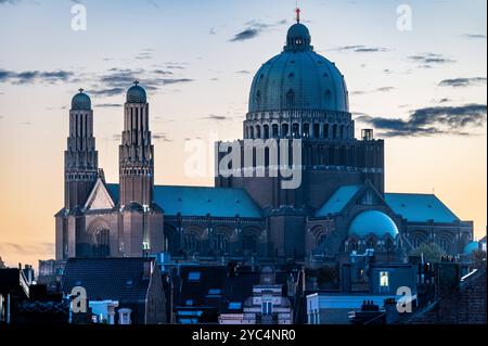 La Basilique nationale du Sacré-cœur pendant l'heure d'or à Koekelberg, région de Bruxelles-capitale, Belgique, 16 octobre 2024 Banque D'Images