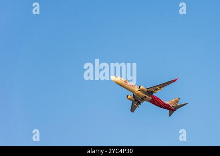 Un Boeing 737-800 d'Air India Express décollant contre un ciel bleu clair. Banque D'Images