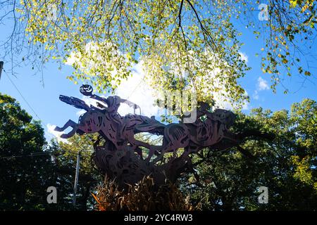 La sculpture du cavalier sans tête photographiée à Broadway, Sleepy Hollow le 8 octobre 2024. La région est un aimant pour les touristes pendant Hallowen comme la maison de l'écrivain et poète Washington Irving, célèbre pour les nouvelles 'Rip Van Winkle' et 'The Legend of Sleepy Hollow'. Qui est devenu plus tard un grand film hollywoodien. Banque D'Images