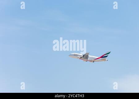 Un Airbus A380 d'Emirates en vol contre un ciel bleu clair, Émirats arabes Unis. Banque D'Images