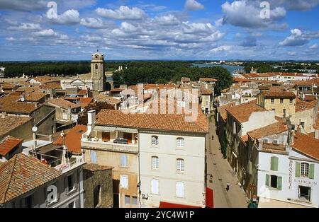 Arles, Provence, France, vue de l'amphithéâtre romain, surplombant les toits vers la vieille ville et le Rhône Banque D'Images