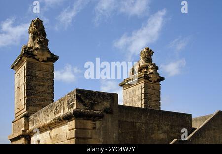 L'entrée du Pont des Lions, Arles, Provence, France, un ancien pont ferroviaire du 19ème siècle sur le Rhône qui a été détruit pendant la seconde Guerre mondiale Banque D'Images